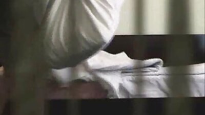 سرخ بالوں والی سملینگک بلی اور orgasm چاٹتے ہیں۔