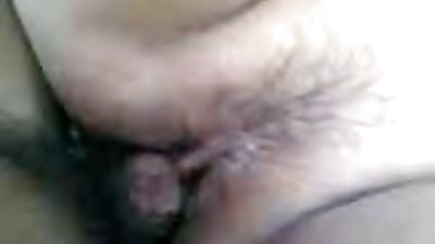 سیکسی نوکرانیوں نے میزبان کو اپنے سامنے بٹھایا اور خوش کرنے لگیں۔