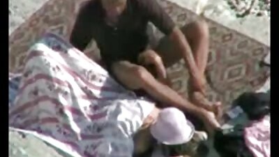 سیاہ بالوں والی کتیا اپنی چھاتیوں کو مارتی ہے جو ختم ہو چکی تھی۔