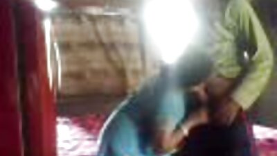 لڑکی کی بڑی چھاتیاں ہیں اور گروپ سیکس کے لیے کام کرنے والا گدا ہے۔