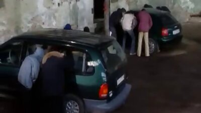 ہوسٹس نے اپنا تہبند اتارا، خود پر کریم لگائی اور ڈلڈو سے جھٹکے مارنے لگی۔