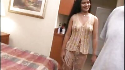 جاپانی لڑکی ایک چھوٹا ڈک چوسنا پسند کرتی ہے۔