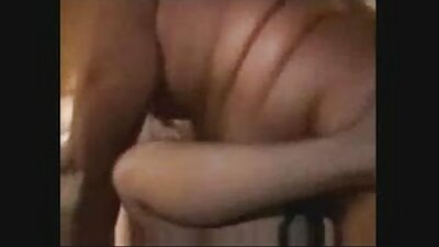 ایک خوبصورت روسی مالکن ایک بالغ غلام کے منہ میں کالر میں پیشاب کر رہی ہے۔