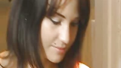روسی لڑکی نے اس کی بلی کو لڑکے کی زبان پر چھلانگ لگا دی اور اسے چاٹنے لگا۔