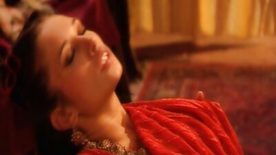 اس نے بھورے بالوں والی عورت کو اتارا اور ایک طوائف لڑکی کی گدی کو ختم کر دیا۔