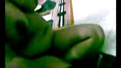 ایک کالے آدمی کا لنڈ چوستا ہے اور ایک طاقتور مرد کے ساتھ چودتا ہے۔
