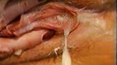 بوڑھا آدمی ایک نوجوان عورت کو چودتا ہے اور اس کی بلی میں cums.