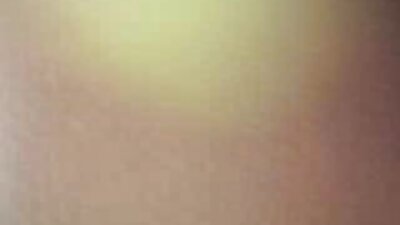ایک عمر رسیدہ سنہرے بالوں والی کی جنس ایک نوجوان لڑکے کے ساتھ اور اس کے چہرے پر منی چھڑک رہی ہے۔