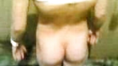 شہوانی، شہوت انگیز tanned brunette سوفی پر ایک بونے کی طرف سے fucked ہو جاتا ہے.