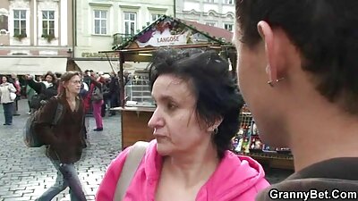 معمولی روسی brunette کاسٹنگ میں پہلی سیکس دکھاتی ہے۔