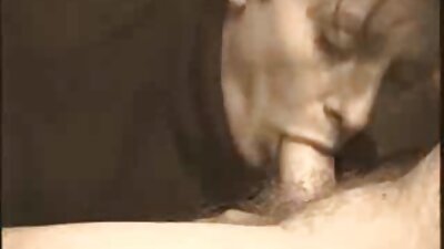 شیشے کے ساتھ ایک پتلی brunette ایک آدمی کا مرگا چوسا اور سہ مل گیا.