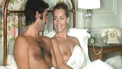 سیاہ فام آدمی سفید عورت کی بلی میں اپنا لمبا ڈک چپکاتا ہے۔