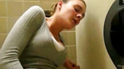 روسی brunette نے اپنے دوست کو ہم جنس پرست جنسی کوشش کرنے کی دعوت دی۔