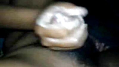 Busty سنہرے بالوں والی مردوں کی طرف سے باندھ دیا گیا تھا اور تمام سوراخوں میں چدوانا شروع کر دیا.