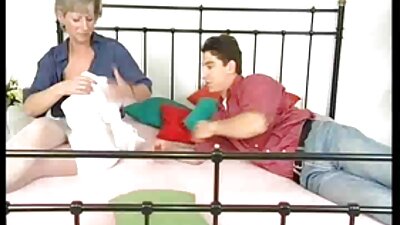 ٹیٹو والا سملینگک اپنی گرل فرینڈ سے چپک جاتا ہے اور چودنا چاہتا ہے۔
