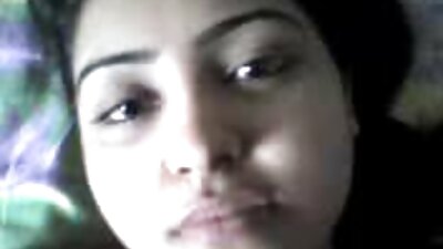 ایک چوزے کے بڑے چھاتی کو چودتا ہے اور سہ کے ساتھ سیراب کرتا ہے۔