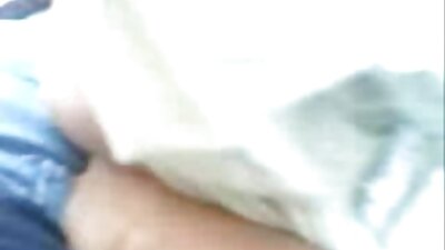 سیاہ فاموں کا ہجوم ایک نوجوان اور پتلے سنہرے بالوں کو تمام سوراخوں میں چودتا ہے۔