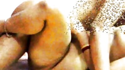 چھوٹے بالوں کے ساتھ Trans mulatto نے ایک لڑکے کے ساتھ فحش بنایا۔